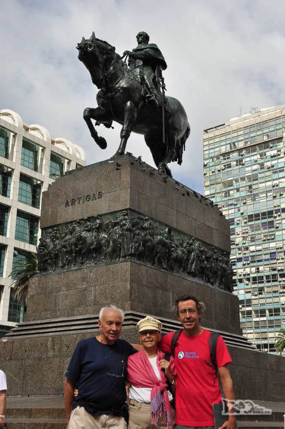 Com os pais, aos pés da estátua de Artigas, na Plaza Independencia, no Centro Velho de Montevideo, no Uruguai